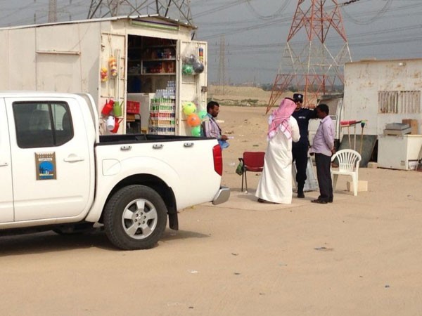 رجال بلدية الاحمدي اثناء تفتيش احدى البقالات ﻿