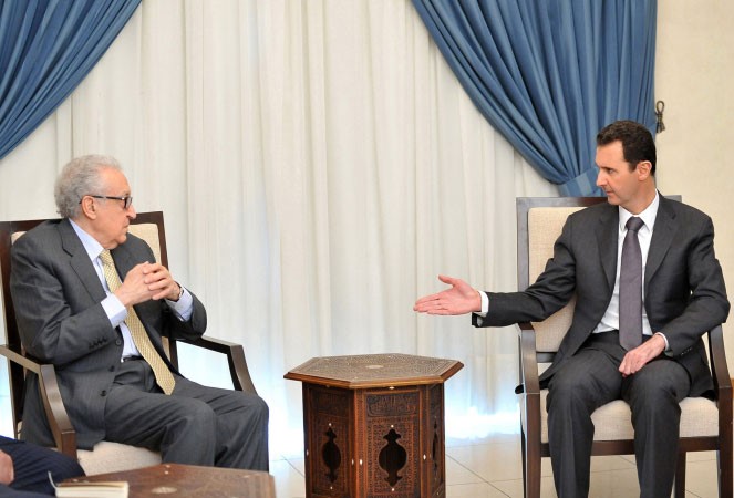 الرئيس السوري بشار الاسد مستقبلا المبعوث الدولي الاخضر الابراهيمي افپ