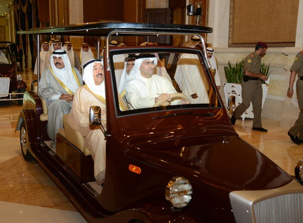 صاحب السمو الامير وسمو ولي العهد وعبدالعزيز اسحق خلال الجولة﻿