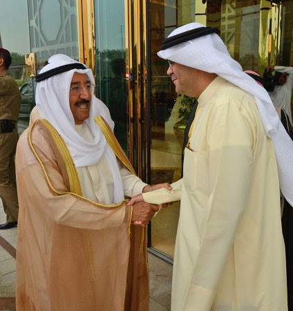 صاحب السمو الامير مصافحا عبدالعزيز اسحق﻿