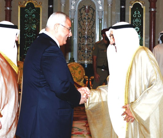 رئيس مجلس الامة السابق جاسم الخرافي مرحبا بالرئيس المصري المؤقت على هامش مادبة الغداء﻿