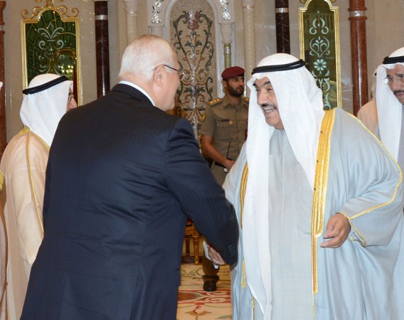 سمو الشيخ ناصر المحمد مصافحا الرئيس المصري﻿