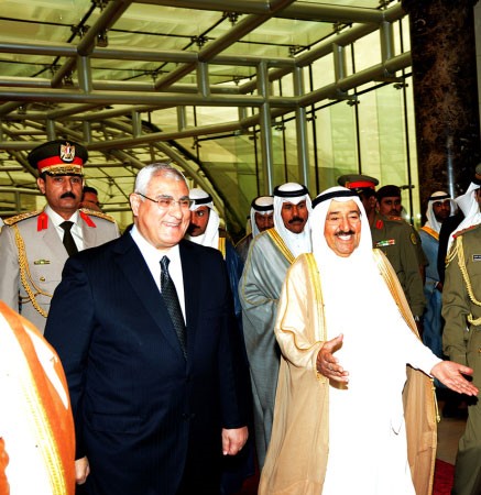 صاحب السمو الامير الشيخ صباح الاحمد مستقبلا الرئيس المصري المؤقت المستشار عدلي منصور لدى وصوله الى البلاد﻿