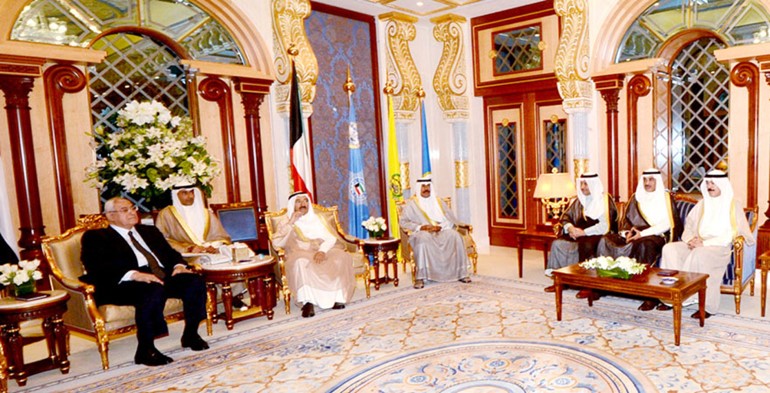 صاحب السمو الامير والرئيس المصري المؤقت اثناء جولة المباحثات بحضور سمو ولي العهد الشيخ نواف الاحمد وسمو رئيس الوزراء الشيخ جابر المبارك والشيخ صباح الخالد والشيخ محمد الخالد ﻿