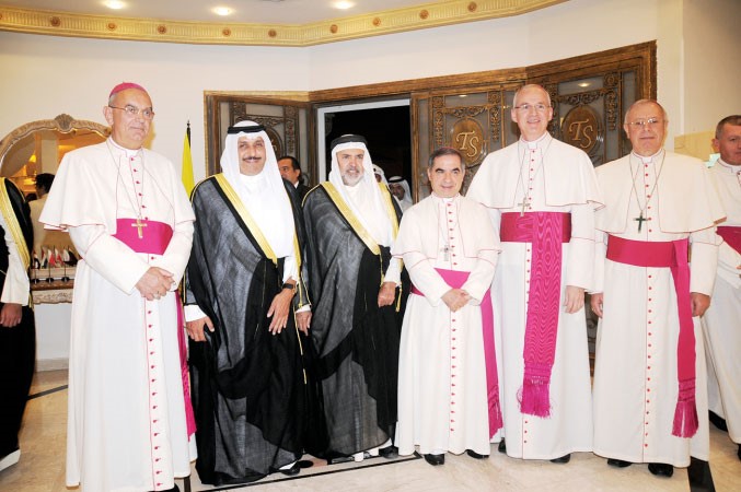 السفير ناصر المزين والسفير البحريني الشيخ خليفة بن حمد والمطران جيوفاني انجيلو بيتشو والسفير البابوي وعدد من الحضور﻿