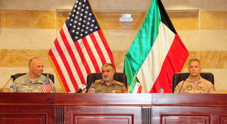 اللواء الركن عبدالرزاق العوضي واللواء روبرت كاتالناتي خلال اللقاء
