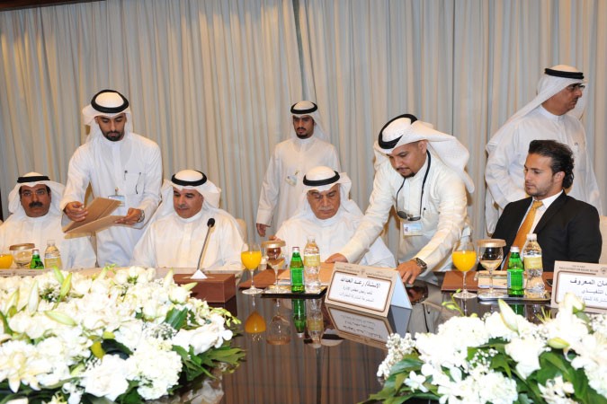  معبدالله النومس اثناء توقيع المناقصة مع شركة المجموعة المشتركة للمقاولات ﻿