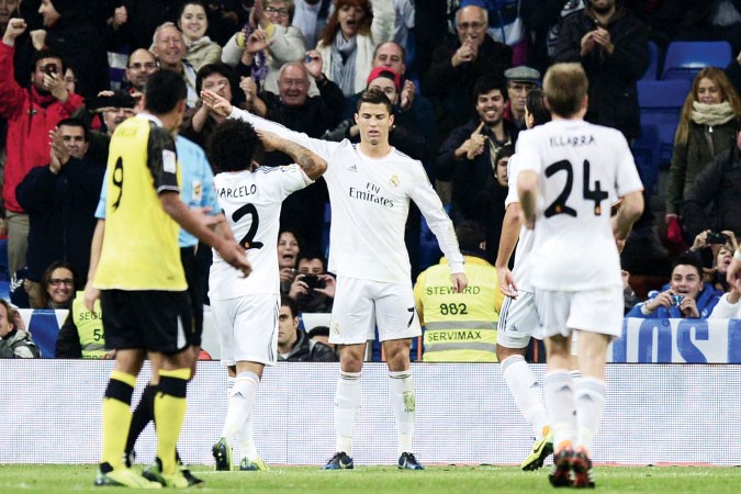 نجم ريال مدريد كريستيانو رونالدو يؤدي التحية العسكرية مع زميله مارسيلو افپ