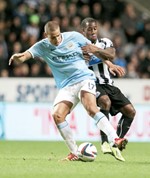 لاعب وسط مان سيتي جاك رودويل يسيطر على الكرة بمضايقة لاعب نيوكاسل فيرنون انيتا افپ
