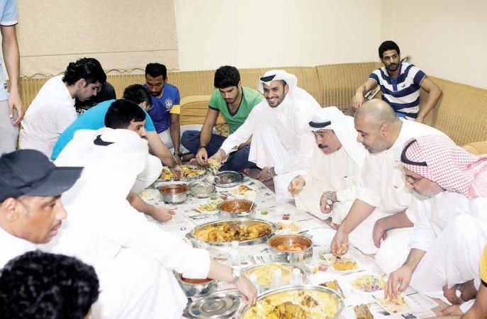 الشيخ خالد الفهد خلال عشاء اللاعب حمد العنزي ولاعبي القادسية ﻿