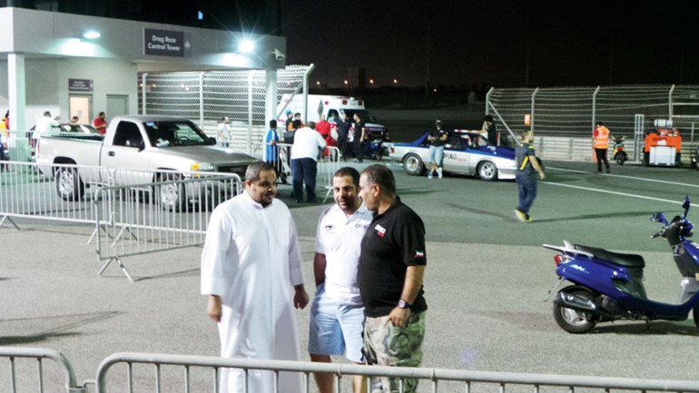 الشيخ محمد خالد الجراح وانور اليتامى يتابعان الاستعدادات للسباق﻿