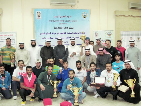 المدرب يتوسط الطلبة المشاركين﻿