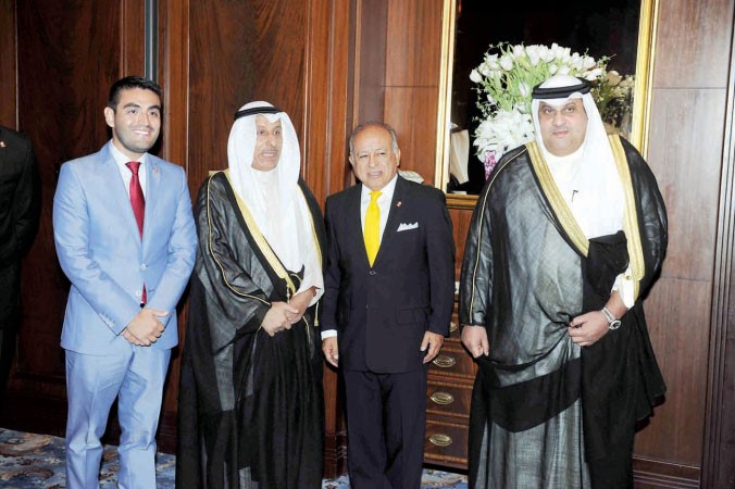 السفير خالد المغامس مع سفير البيرو