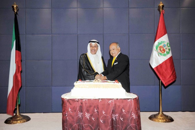 السفير خالد المغامس وسفير البيرو هيلي بيليز كاسترو يقطعان كعكة الاحتفال 