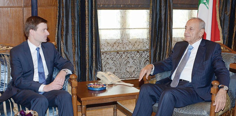 رئيس مجلس النواب نبيه بري مستقبلا السفير الاميركي ديفيد هيل في عين التينة امس محمود الطويل