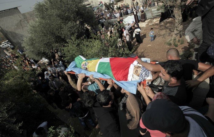 فلسطينيون يشيعون احد ضحايا الغارة الاسرائيلية على جينين	 ا ق ب﻿