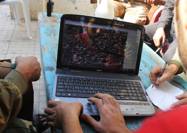مقاتلو الجيش الحر يفحصون خريطة قبل ضرب ثكنة هنانو في حلب امس الاول رويترز 