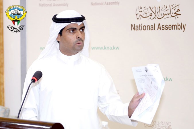 العدساني يعرض بعض المستندات في المؤتمر الصحافي