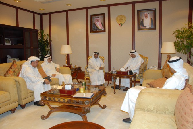 الشيخ احمد مشعل الاحمد اثناء استقباله المستشار عبدالرحمن النمش والمستشار محمد السبيعي والمستشار لؤي الصالح﻿