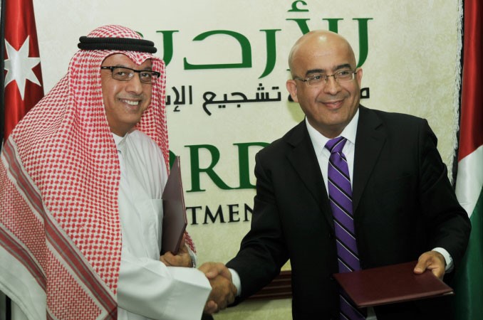 د بدر مال الله وعوني شديفات اثناء توقيع الاتفاقية 