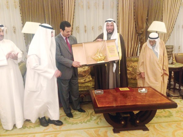 درع تكريمية من د عبدالله المعتوق الى السفير د حمد الدعيج