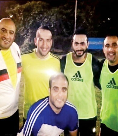 تامر حسني واحمد السقا مع اللاعبين خلال المباراة﻿