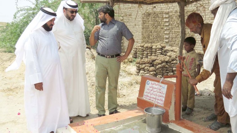 الخالدي يتفقد احدى الابار بتبرع من اهل الكويت﻿