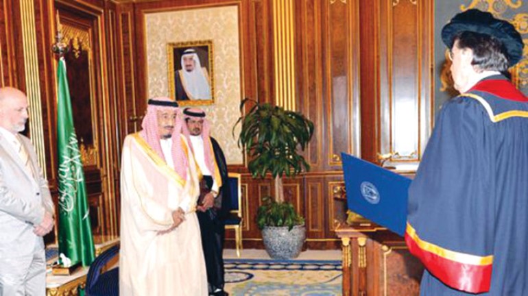 صاحب السمو الملكي الامير سلمان بن عبدالعزيز اثناء تسلمه الدكتوراه الفخرية