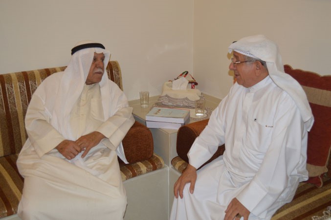 علي الكوت متحدثا الى الزميل منصور الهاجري اثناء اللقاء