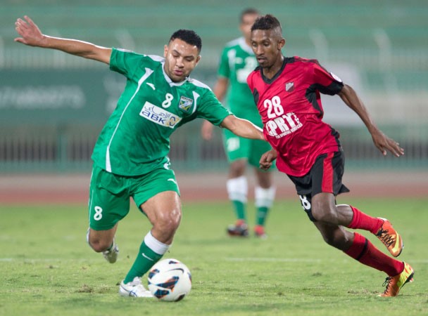 لاعب العربي طلال نايف يحاول الحفاظ على الكرة بملاحقة لاعب خيطان محمود جمعة الازرقكوم