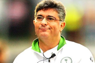مدرب برازيلي يستخدم ماء زمزم لمحاربة الحسد!