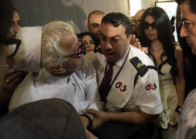 بالصور.. رجل مسن يهاجم الفنانة «هيفاء وهبي» بعكازه ويحاول ضربها