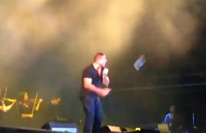 بالفيديو.. بماذا قذف جمهور عمرو دياب نجمهم على مسرح فورملا 1 في أبو ظبي ؟