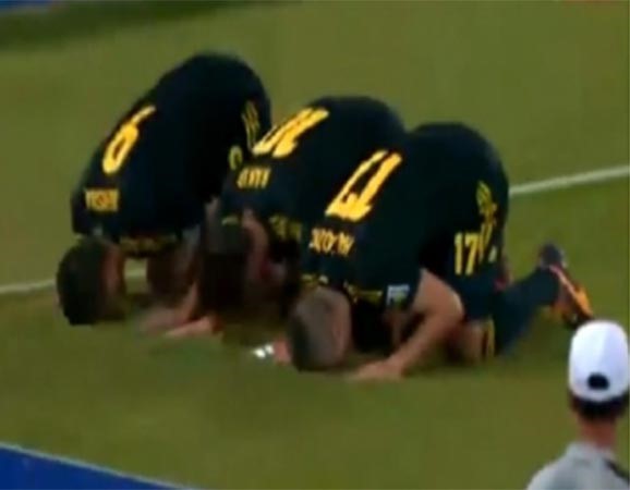 بالفيديو .. رغم عدم اعتناقهم الدين الإسلامي.. سجود غريب للاعبي السويد! 