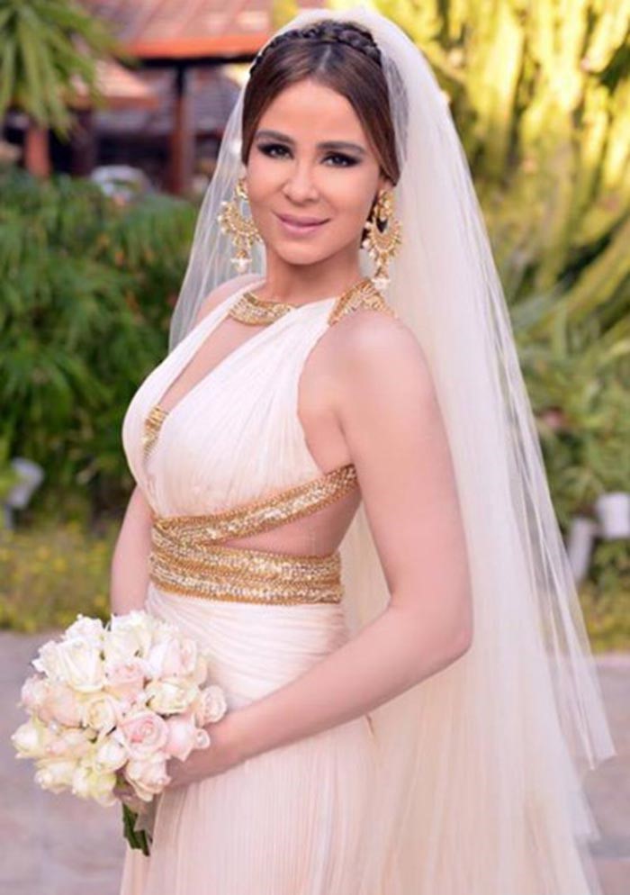 بالصور.. كارول سماحة تتألق بالأبيض في حفل زفافها