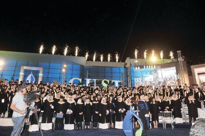 صورة جماعية لخريجي جامعة الخليج خلال الحفل 