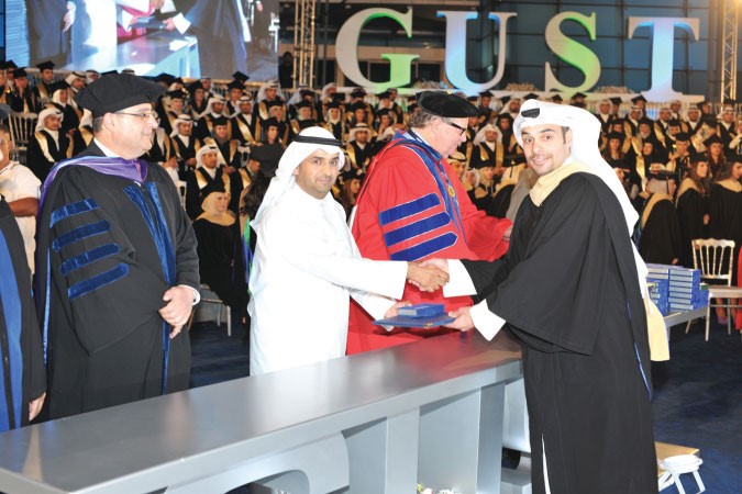 الحجرف يسلم خريجا شهادته