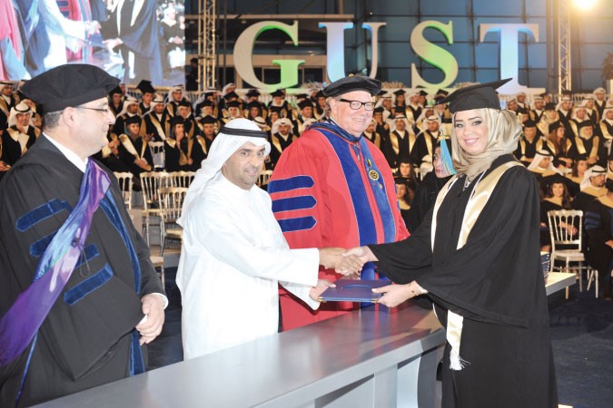  ويكرم خريجة خلال الحفل
