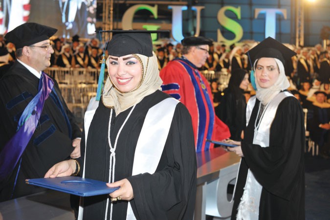 خريجات يتسلمن شهادتهن 