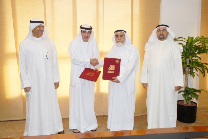 الجارالله الخرافي وسعود البابطين يتبادلان نسخ العقد بحضور الميعان والعسكر﻿