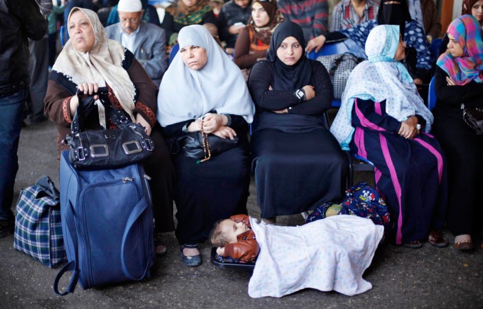 فلسطينيون ياملون دخول مصر بعد قرار السلطات فتح معبر رفح لمدة خمسة ايام رويترز 