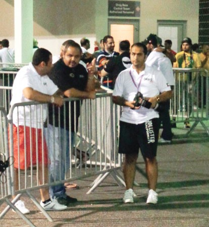 الشيخ محمد خالد الجراح وانور اليتامى يتابعان ﻿