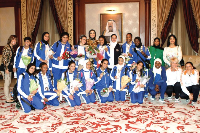 لاعبات منتخب العاب القوى للناشئات في قاعة التشريفات بالمطار ﻿