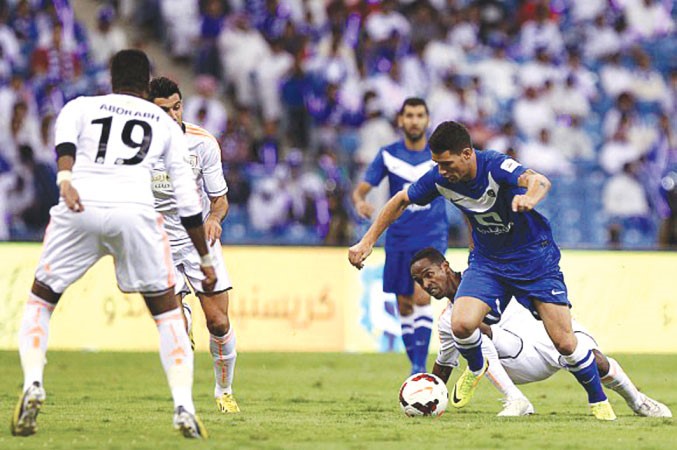 مهاجم الهلال تياغو نيفيز يمر من مدافعي الشباب