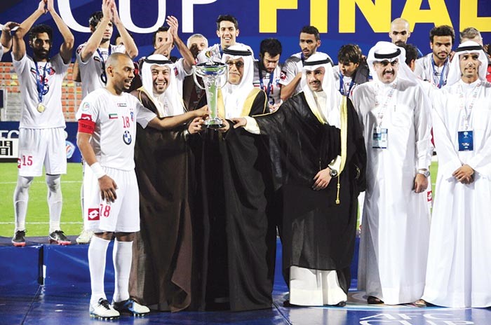 جراح العتيقي يتسلم الكاس من رئيس مجلس الامة مرزوق الغانم ورئيس اتحاد الكرة الشيخ طلال الفهد ورئيس الاتحاد الاسيوي الشيخ سلمان بن ابراهيم 			هاني الشمري