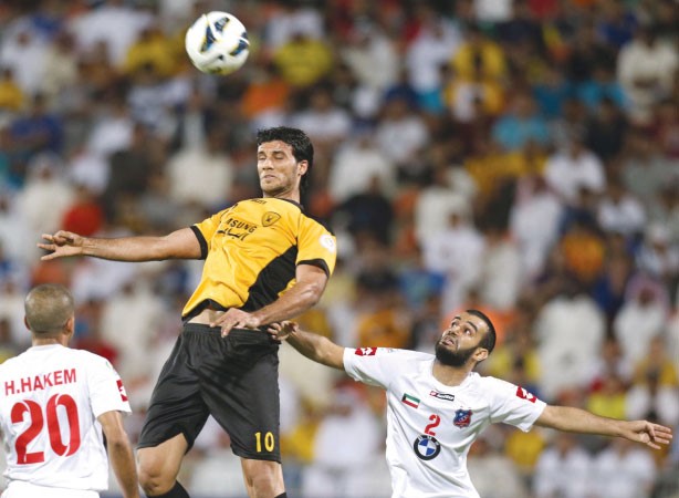 عمر السومة يحول الكرة براسه ﻿