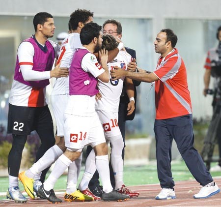 فرحة نجوم الابيض باللقب 	الازرقكوم