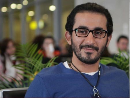 بالفيديو.. أحمد حلمي يطير في الهواء!!