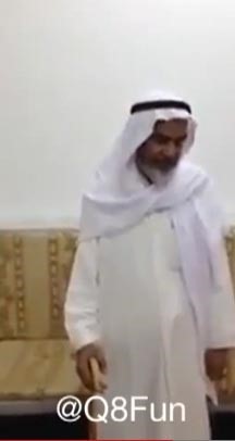 بالفيديو... مسن كويتي ضرير يروي رحلة سيره على الأقدام يومياً من منزله للصلاة بالمسجد