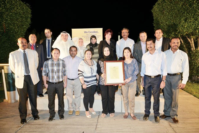 اعضاء الهيئة الطبية والتمريضية في مستشفى دار الشفاء خلال الاحتفال